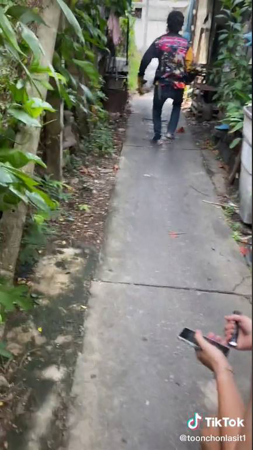 ถึงกับร้องเXย !! เมื่อแก๊งชายฉกรรจ์ต้องมารุมจับแขกไม่ได้รับเชิญ ถึงกับร้องเXย !! เมื่อแก๊งชายฉกรรจ์ต้องมารุมจับแขกไม่ได้รับเชิญ