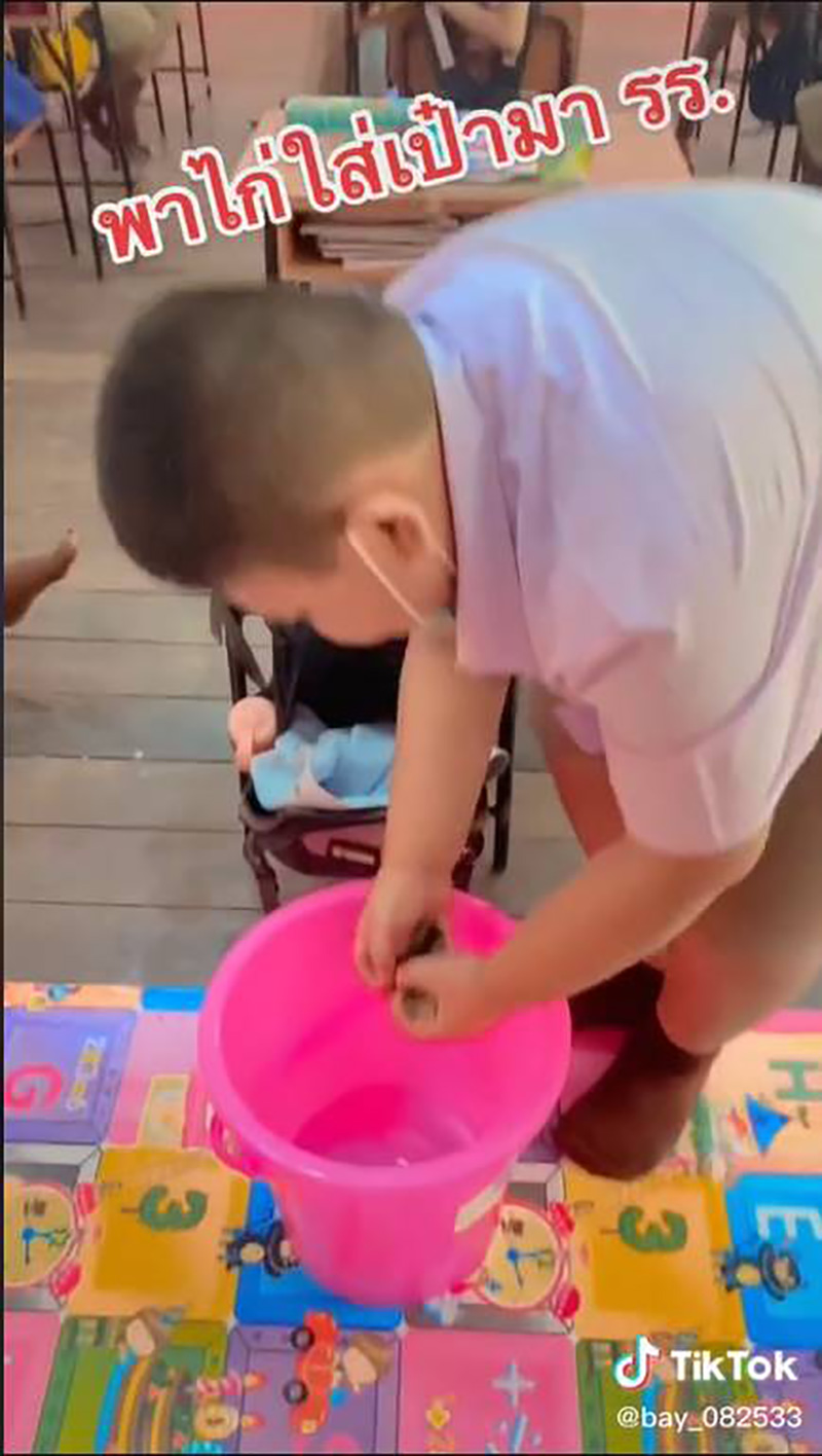 เจ้าหนูกระเป๋าตุงแปลก ๆ แถมมีเสียง ครูขอดูถึงกับขำลั่น เจ้าหนูกระเป๋าตุงแปลก ๆ แถมมีเสียง ครูขอดูถึงกับขำลั่น