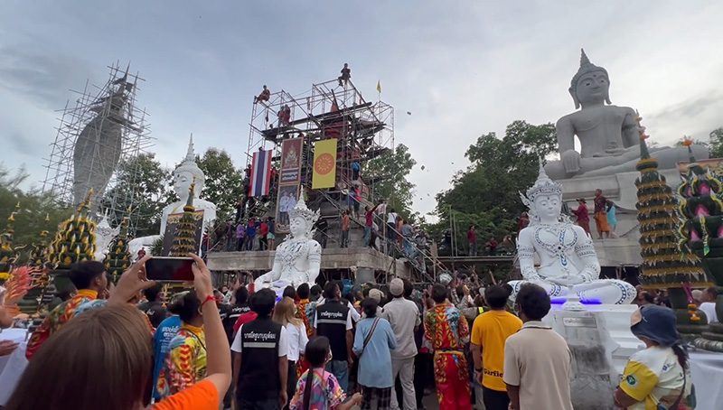 วันเกิดครูบาบุญล้อม พระปีนนั่งร้านโปรยทาน เงิน 3 แสน วันเกิดครูบาบุญล้อม พระปีนนั่งร้านโปรยทาน เงิน 3 แสน