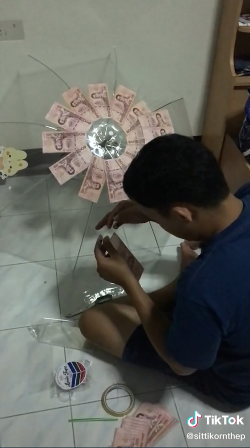 หนุ่มเล่นใหญ่ เซอร์ไพรส์แฟนรับปริญญา หนุ่มเล่นใหญ่ เซอร์ไพรส์แฟนรับปริญญา