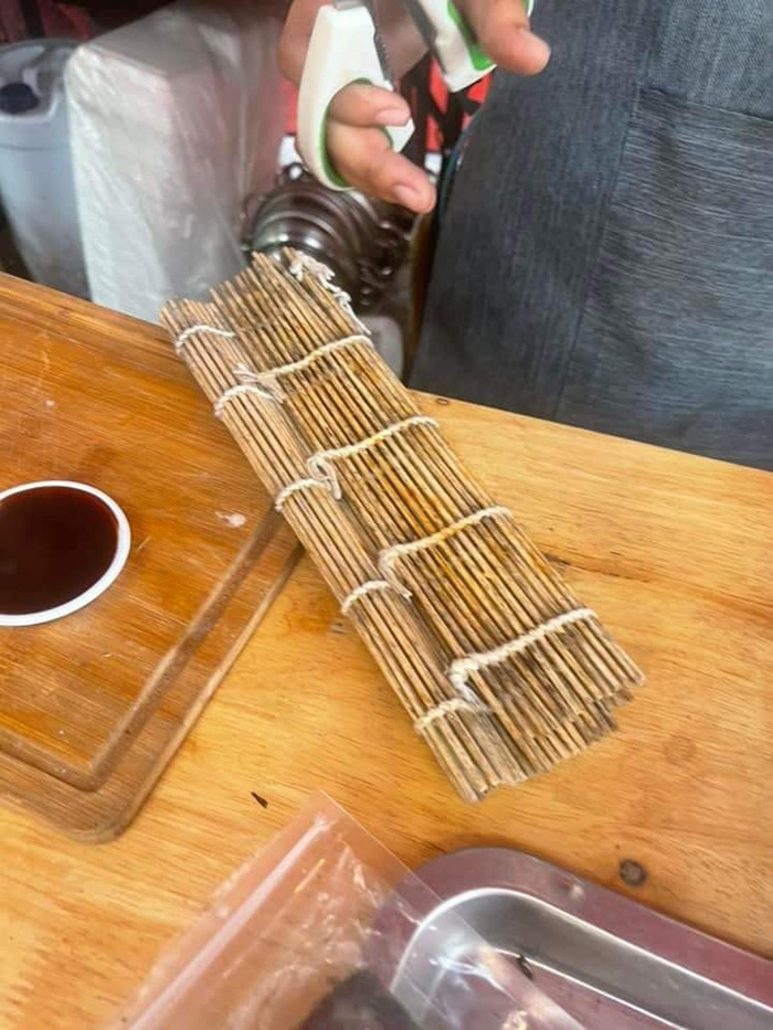 ลูกค้าโดนฟ้อง หลังบอกเสื่อม้วนซูชิขึ้นรา ลูกค้าโดนฟ้อง หลังบอกเสื่อม้วนซูชิขึ้นรา