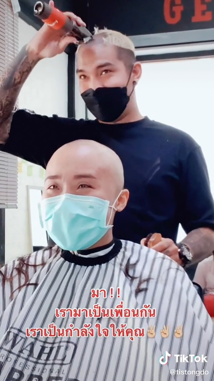 สาวมาโกนผมที่ร้าน สาวมาโกนผมที่ร้าน