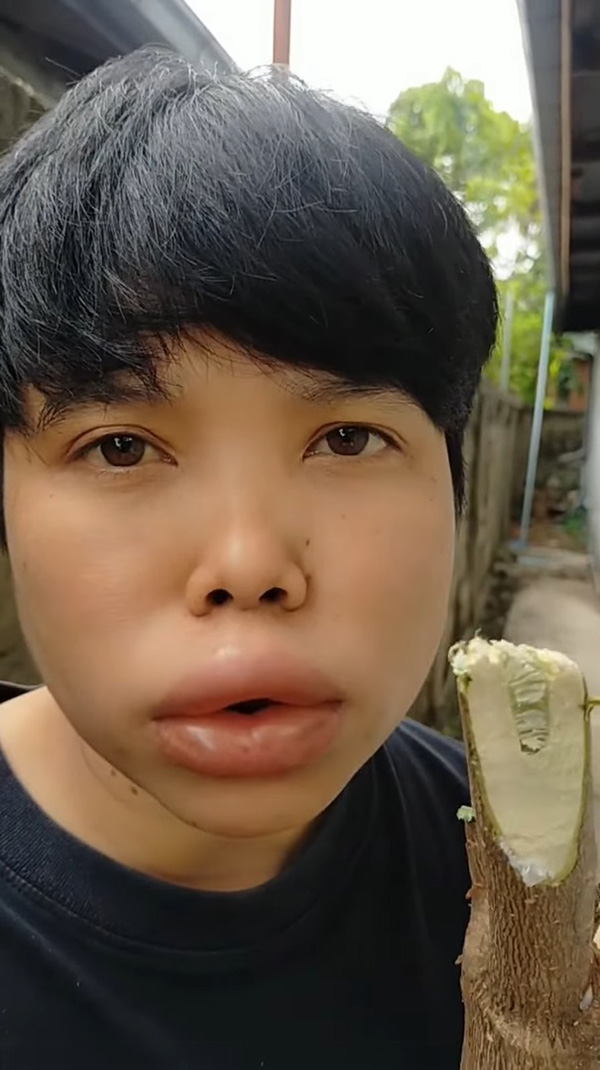 สาวเล่น TikTok คว้าต้นไชยามาเป็นแซกโซโฟน สาวเล่น TikTok คว้าต้นไชยามาเป็นแซกโซโฟน