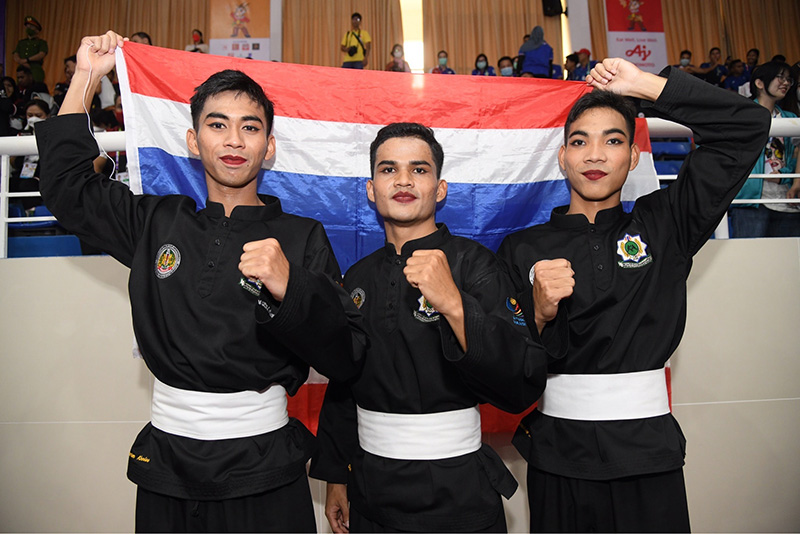 3 หนุ่มทีมปันจักสีลัต คว้าเหรียญทองแรก 3 หนุ่มทีมปันจักสีลัต คว้าเหรียญทองแรก