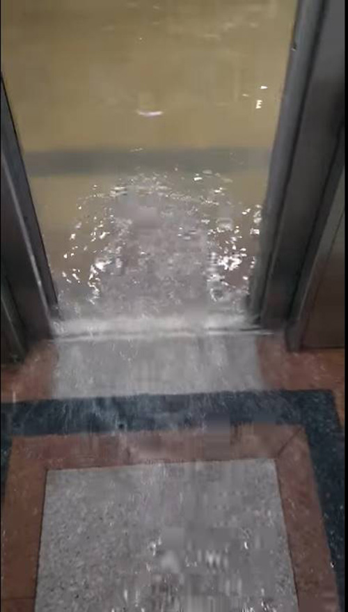 เปิดประตูลิฟต์มาเจอมวลน้ำถาโถม เปิดประตูลิฟต์มาเจอมวลน้ำถาโถม