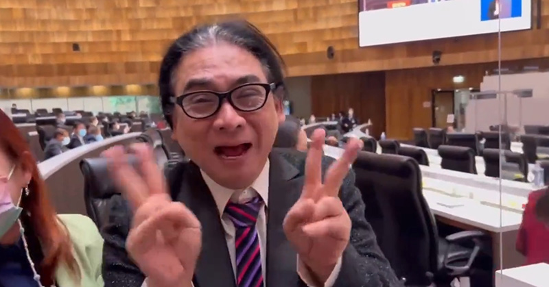 หลั่งน้ำตากลางสภา หลั่งน้ำตากลางสภา