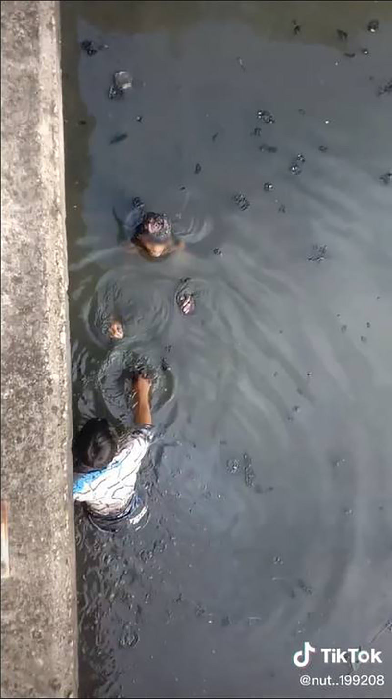 ลุงนอนในน้ำ ใครเห็นก็ว่าขิต ลุงนอนในน้ำ ใครเห็นก็ว่าขิต