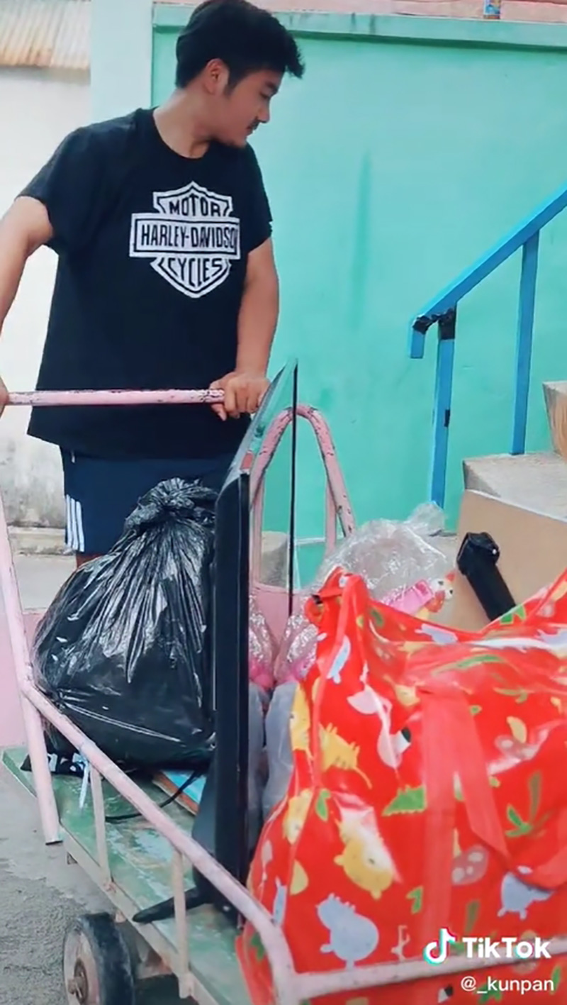 หนุ่มดูแลยายข้างห้องที่อยู่ตัวคนเดียวมา 10 ปี หนุ่มดูแลยายข้างห้องที่อยู่ตัวคนเดียวมา 10 ปี