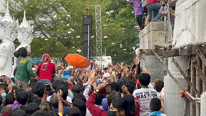 วันเกิดครูบาบุญล้อม พระปีนนั่งร้านโปรยทาน เงิน 3 แสน วันเกิดครูบาบุญล้อม พระปีนนั่งร้านโปรยทาน เงิน 3 แสน