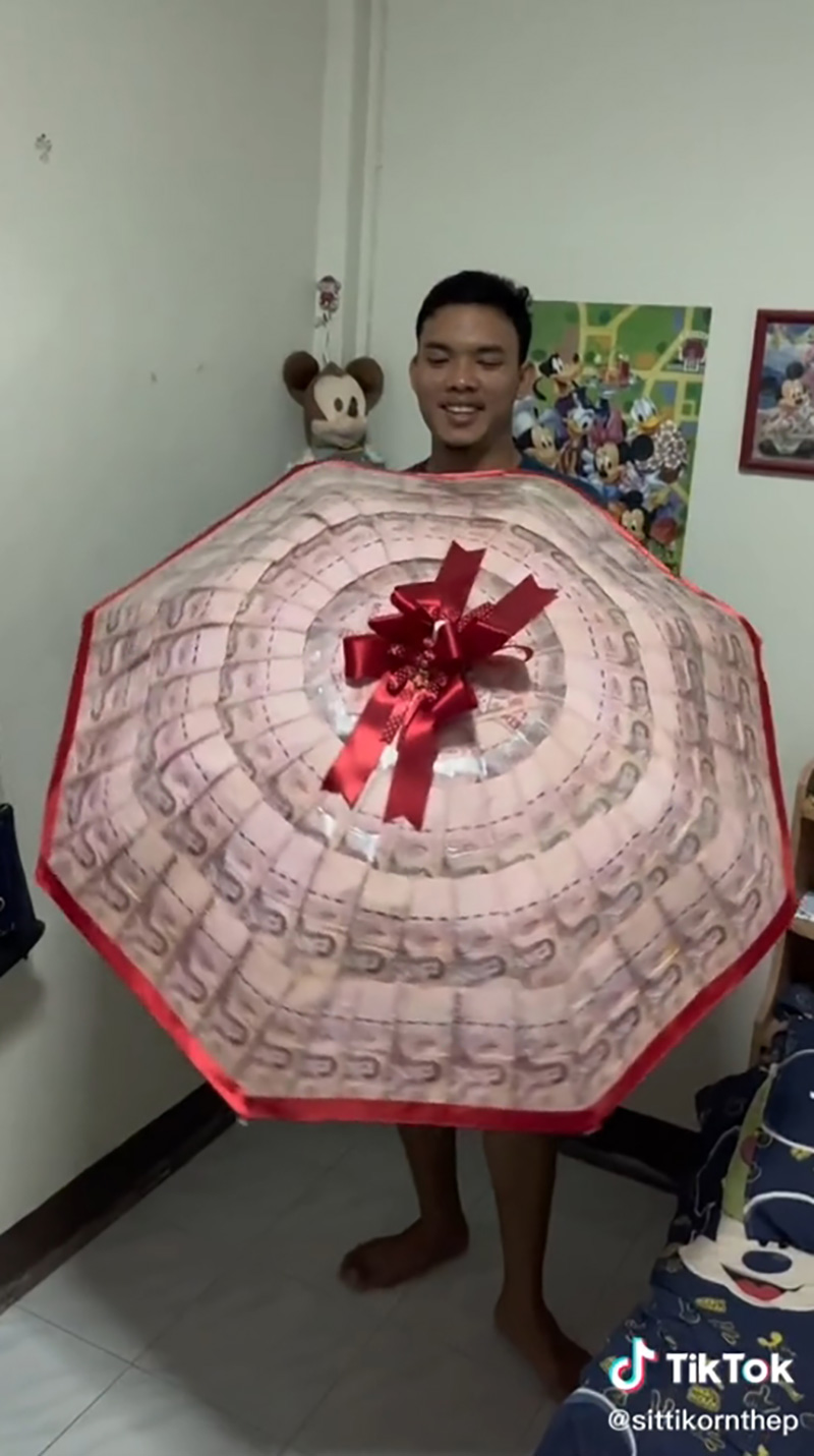 หนุ่มเล่นใหญ่ เซอร์ไพรส์แฟนรับปริญญา หนุ่มเล่นใหญ่ เซอร์ไพรส์แฟนรับปริญญา