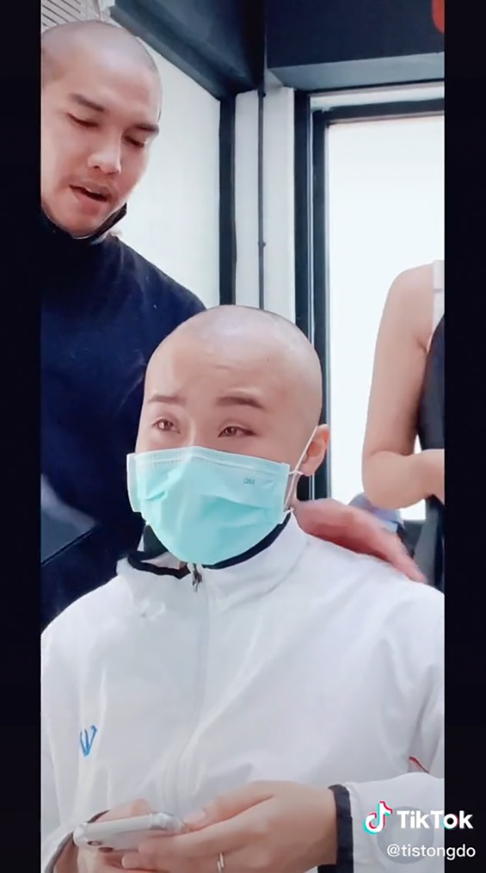 สาวมาโกนผมที่ร้าน สาวมาโกนผมที่ร้าน