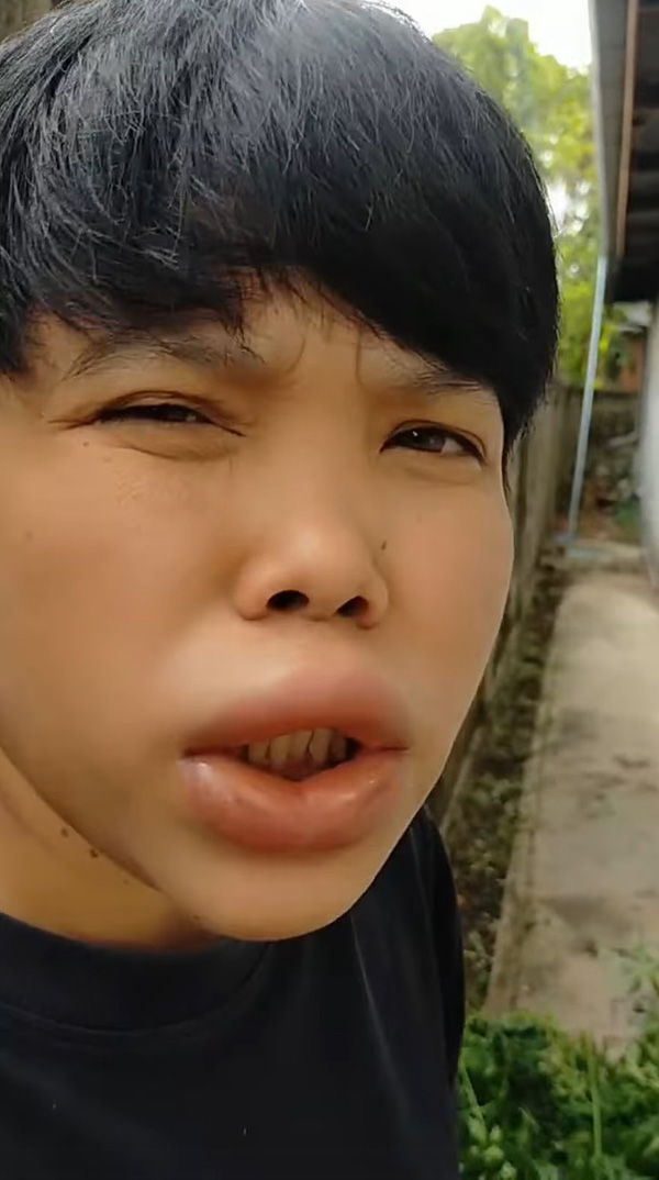 สาวเล่น TikTok คว้าต้นไชยามาเป็นแซกโซโฟน สาวเล่น TikTok คว้าต้นไชยามาเป็นแซกโซโฟน