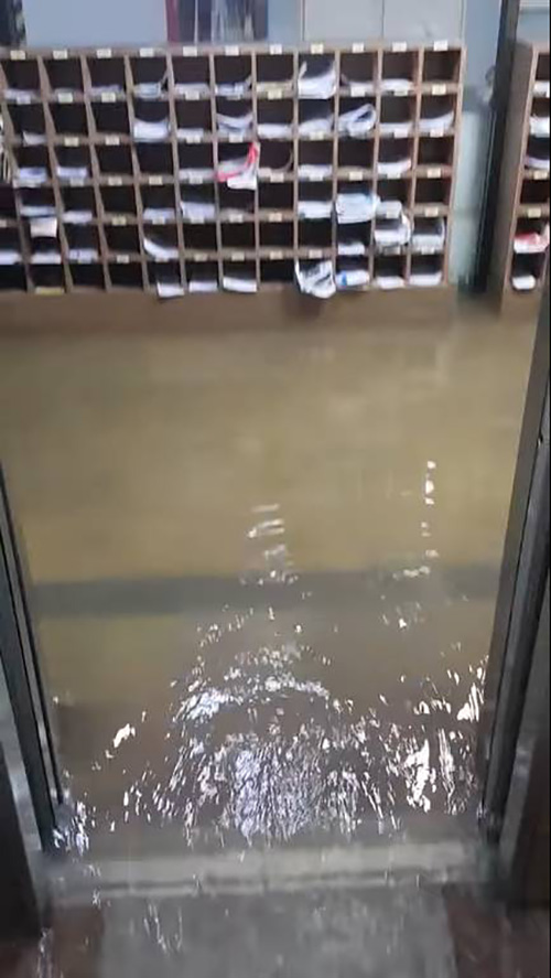 เปิดประตูลิฟต์มาเจอมวลน้ำถาโถม เปิดประตูลิฟต์มาเจอมวลน้ำถาโถม