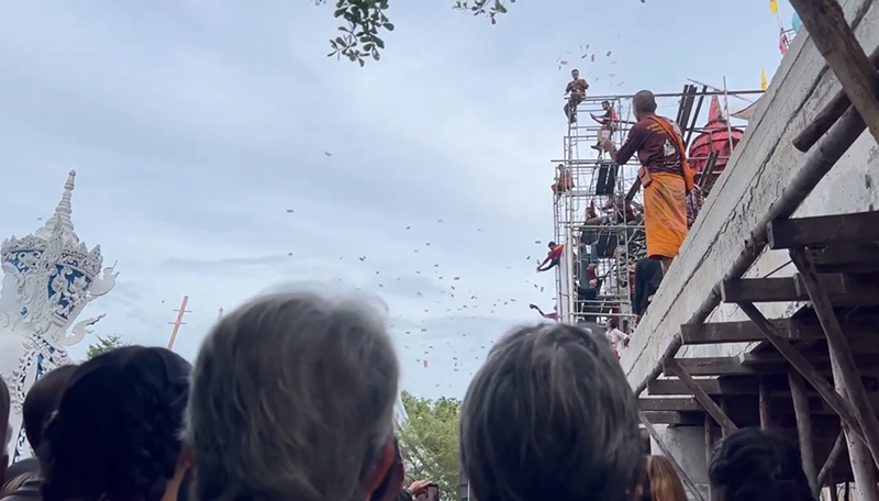 วันเกิดครูบาบุญล้อม พระปีนนั่งร้านโปรยทาน เงิน 3 แสน วันเกิดครูบาบุญล้อม พระปีนนั่งร้านโปรยทาน เงิน 3 แสน