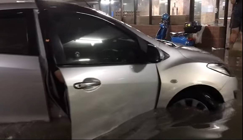 เปิดประตูลิฟต์มาเจอมวลน้ำถาโถม เปิดประตูลิฟต์มาเจอมวลน้ำถาโถม