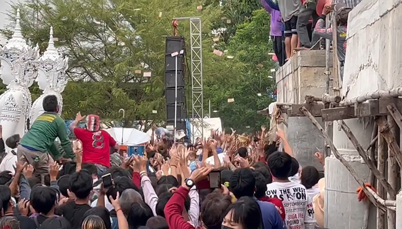 วันเกิดครูบาบุญล้อม พระปีนนั่งร้านโปรยทาน เงิน 3 แสน วันเกิดครูบาบุญล้อม พระปีนนั่งร้านโปรยทาน เงิน 3 แสน