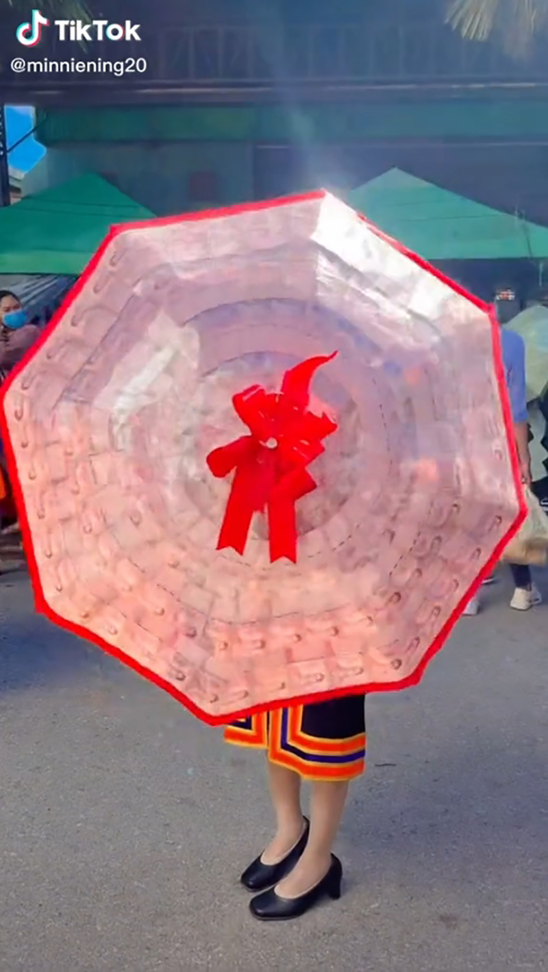 หนุ่มเล่นใหญ่ เซอร์ไพรส์แฟนรับปริญญา หนุ่มเล่นใหญ่ เซอร์ไพรส์แฟนรับปริญญา