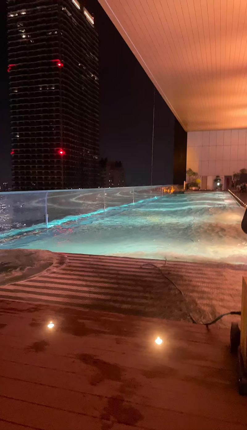 คลิประทึก สระว่ายน้ำหรูบนตึกสูง กลายสภาพเป็นทะเล คลิประทึก สระว่ายน้ำหรูบนตึกสูง กลายสภาพเป็นทะเล