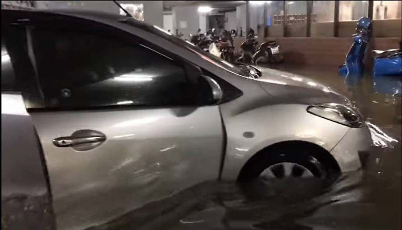 เปิดประตูลิฟต์มาเจอมวลน้ำถาโถม เปิดประตูลิฟต์มาเจอมวลน้ำถาโถม