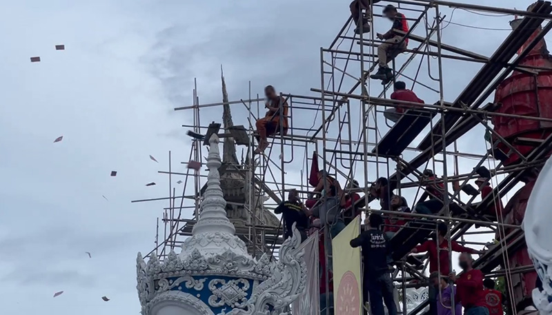 วันเกิดครูบาบุญล้อม พระปีนนั่งร้านโปรยทาน เงิน 3 แสน วันเกิดครูบาบุญล้อม พระปีนนั่งร้านโปรยทาน เงิน 3 แสน