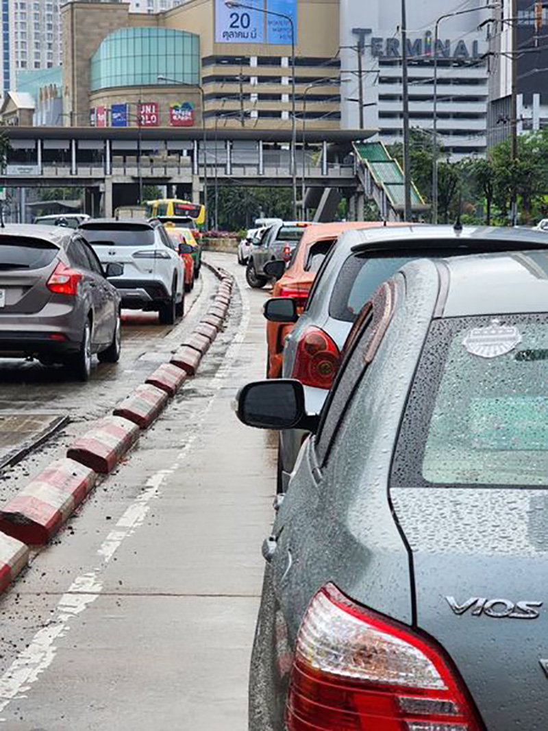 BRT จอดเสียในช่อง BRT จอดเสียในช่อง