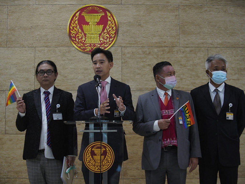 หลั่งน้ำตากลางสภา หลั่งน้ำตากลางสภา