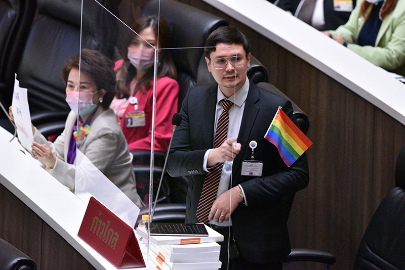 หลั่งน้ำตากลางสภา หลั่งน้ำตากลางสภา