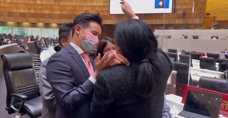 หลั่งน้ำตากลางสภา หลั่งน้ำตากลางสภา