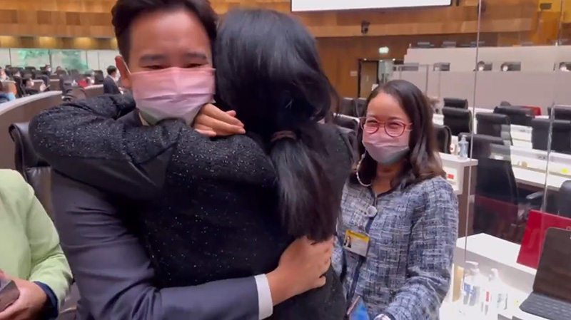 หลั่งน้ำตากลางสภา หลั่งน้ำตากลางสภา