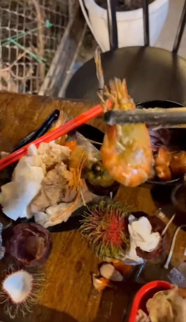 ร้านบุฟเฟ่ต์ ท้อ ลูกค้าสั่งไม่ยั้ง ร้านบุฟเฟ่ต์ ท้อ ลูกค้าสั่งไม่ยั้ง