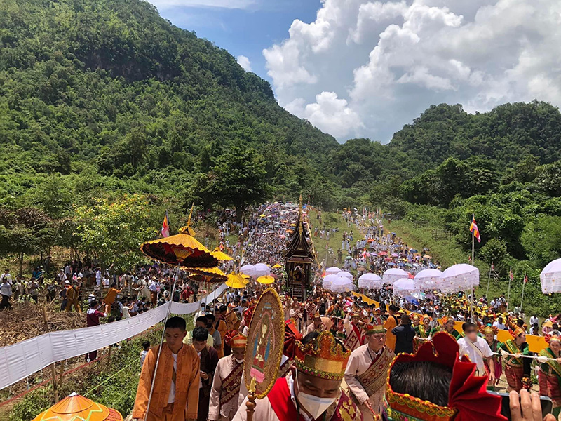 ประมวลภาพ ครูบาบุญชุ่ม ออกจากถ้ำ ประมวลภาพ ครูบาบุญชุ่ม ออกจากถ้ำ
