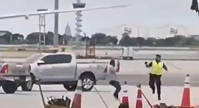 คลิปนาทีชายคลั่งถือขวานบุกลานจอดวิ่งใส่เครื่องบิน คลิปนาทีชายคลั่งถือขวานบุกลานจอดวิ่งใส่เครื่องบิน