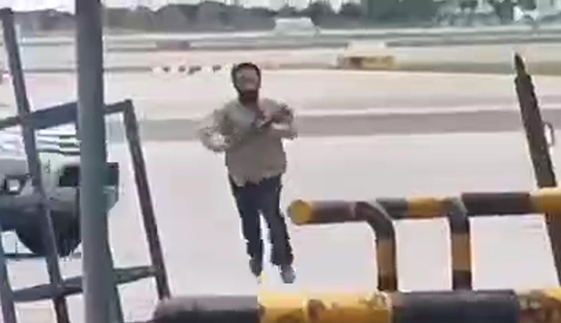 คลิปนาทีชายคลั่งถือขวานบุกลานจอดวิ่งใส่เครื่องบิน คลิปนาทีชายคลั่งถือขวานบุกลานจอดวิ่งใส่เครื่องบิน