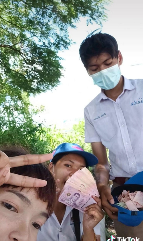 ไวรัลแม่ไม่เข้าใจลูกเป็นสตรีมเกม ด่าเพ้อเจ้อไปวัน ๆ สุดท้ายคดีพลิก ไวรัลแม่ไม่เข้าใจลูกเป็นสตรีมเกม ด่าเพ้อเจ้อไปวัน ๆ สุดท้ายคดีพลิก