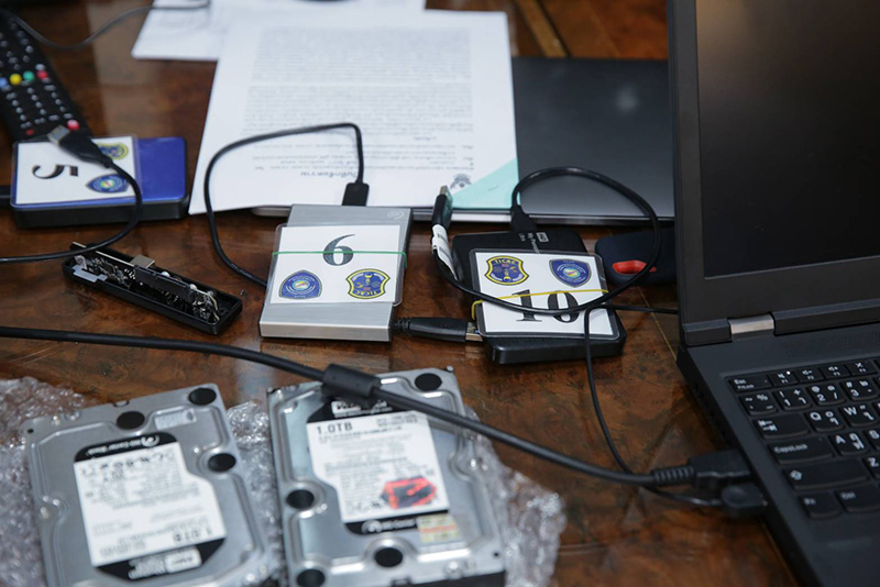 บุกจับ หนุ่มแอบถ่ายใต้กระโปรงลงขายกลุ่มลับ บุกจับ หนุ่มแอบถ่ายใต้กระโปรงลงขายกลุ่มลับ