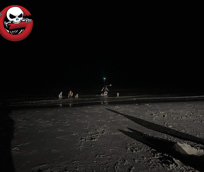 เปิดภาพน่าขนลุก หนุ่มเดินริมทะเล มองดี ๆ คล้ายหัวขาดจากลำตัว เปิดภาพน่าขนลุก หนุ่มเดินริมทะเล มองดี ๆ คล้ายหัวขาดจากลำตัว