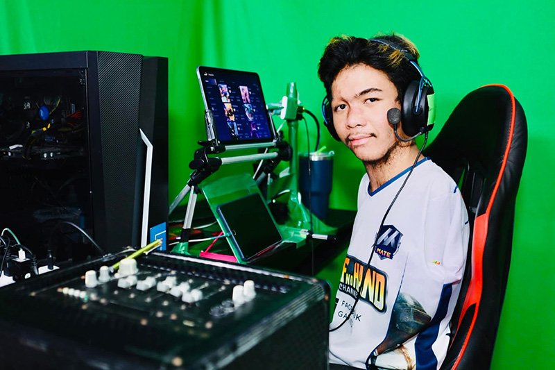 หนุ่มพิการตั้งใจเป็นสตรีมเมอร์ ใช้ปากเล่นเกม หนุ่มพิการตั้งใจเป็นสตรีมเมอร์ ใช้ปากเล่นเกม