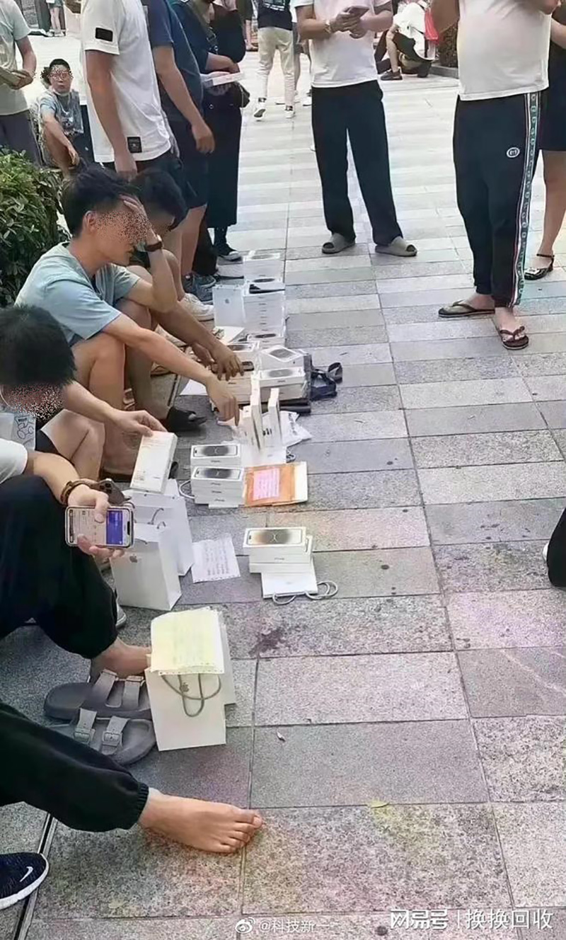 พ่อค้าจีนกว้านซื้อไอโฟน 14 กะเก็งกำไร สุดท้ายต้องแบกะดินขาย พ่อค้าจีนกว้านซื้อไอโฟน 14 กะเก็งกำไร สุดท้ายต้องแบกะดินขาย