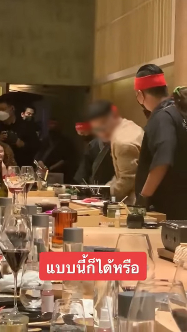 หนุ่มคล้ายยูทูบเบอร์ดัง ใส่แตะเดินบนโต๊ะอาหาร หนุ่มคล้ายยูทูบเบอร์ดัง ใส่แตะเดินบนโต๊ะอาหาร