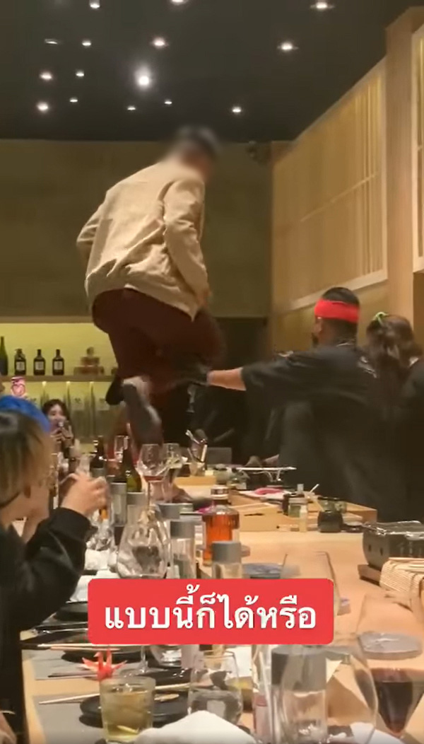 หนุ่มคล้ายยูทูบเบอร์ดัง ใส่แตะเดินบนโต๊ะอาหาร หนุ่มคล้ายยูทูบเบอร์ดัง ใส่แตะเดินบนโต๊ะอาหาร