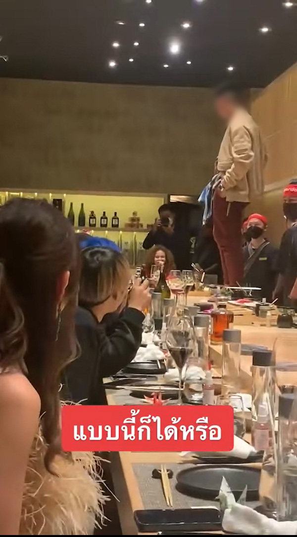 หนุ่มคล้ายยูทูบเบอร์ดัง ใส่แตะเดินบนโต๊ะอาหาร หนุ่มคล้ายยูทูบเบอร์ดัง ใส่แตะเดินบนโต๊ะอาหาร