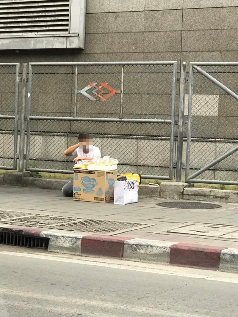 ไวรัลลุงขายขนม ปาดน้ำตากราบลูกค้า ทำโซเชียลเห็นใจ ไวรัลลุงขายขนม ปาดน้ำตากราบลูกค้า ทำโซเชียลเห็นใจ