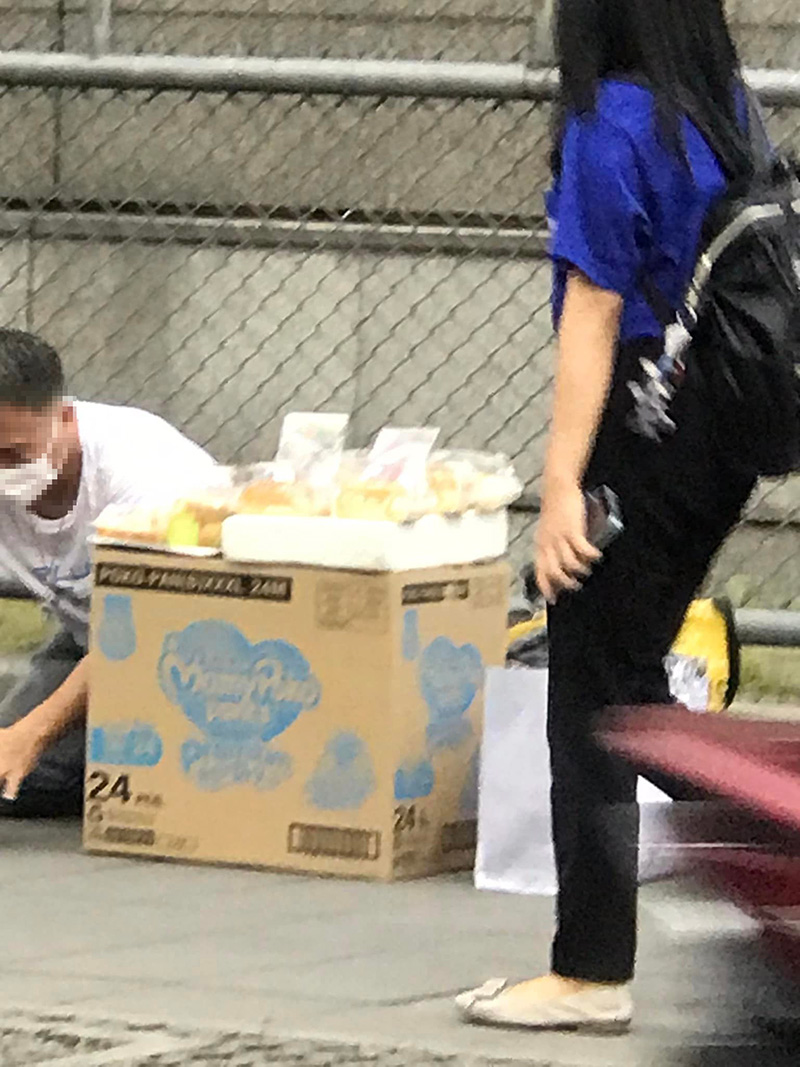 ไวรัลลุงขายขนม ปาดน้ำตากราบลูกค้า ทำโซเชียลเห็นใจ ไวรัลลุงขายขนม ปาดน้ำตากราบลูกค้า ทำโซเชียลเห็นใจ