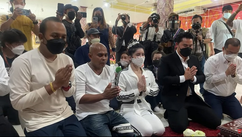 หมอปลา ขอขมาหน้ารูปหลวงปู่แสง หมอปลา ขอขมาหน้ารูปหลวงปู่แสง