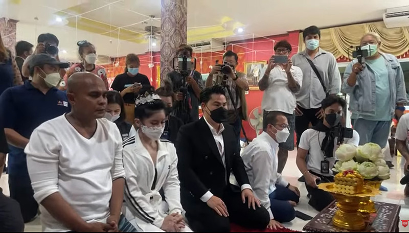 หมอปลา ขอขมาหน้ารูปหลวงปู่แสง หมอปลา ขอขมาหน้ารูปหลวงปู่แสง