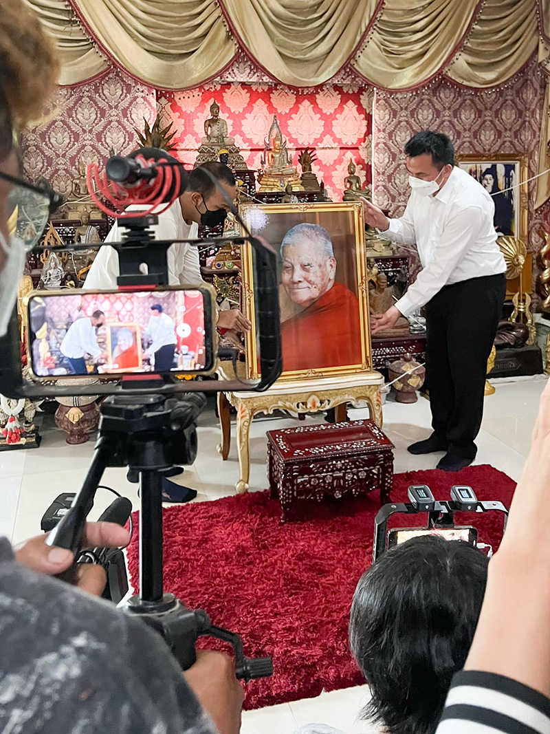 หมอปลา ขอขมาหน้ารูปหลวงปู่แสง หมอปลา ขอขมาหน้ารูปหลวงปู่แสง