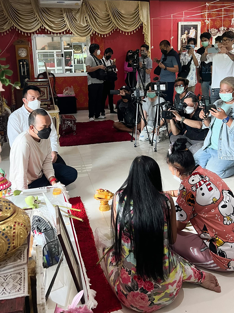 หมอปลา ขอขมาหน้ารูปหลวงปู่แสง หมอปลา ขอขมาหน้ารูปหลวงปู่แสง