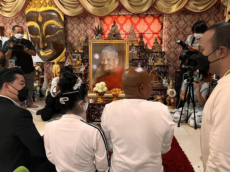 หมอปลา ขอขมาหน้ารูปหลวงปู่แสง หมอปลา ขอขมาหน้ารูปหลวงปู่แสง