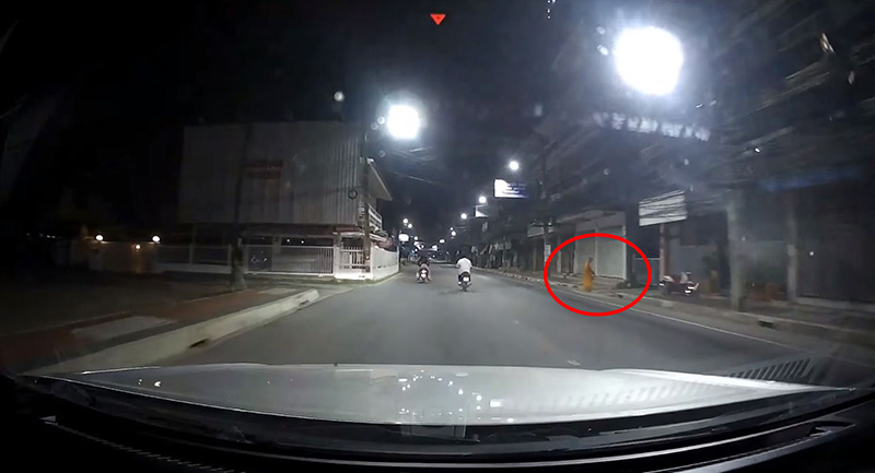 เฉลย..คลิปหลอน พระยืนบิณฑบาตตอนตี 4 เฉลย..คลิปหลอน พระยืนบิณฑบาตตอนตี 4