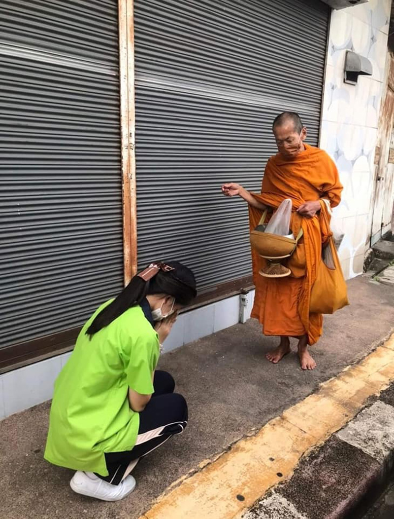 เฉลย..คลิปหลอน พระยืนบิณฑบาตตอนตี 4 เฉลย..คลิปหลอน พระยืนบิณฑบาตตอนตี 4